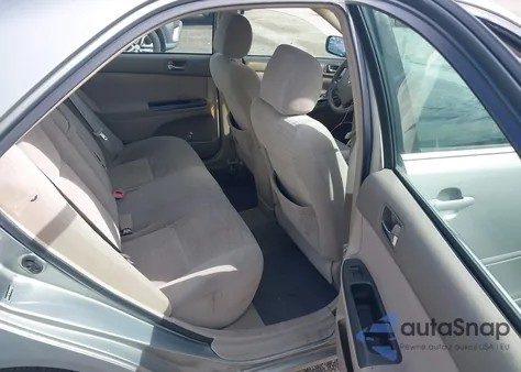 2005 Toyota Camry Le z USA, uszkodzony, nr VIN 4T1BE32K85U980938